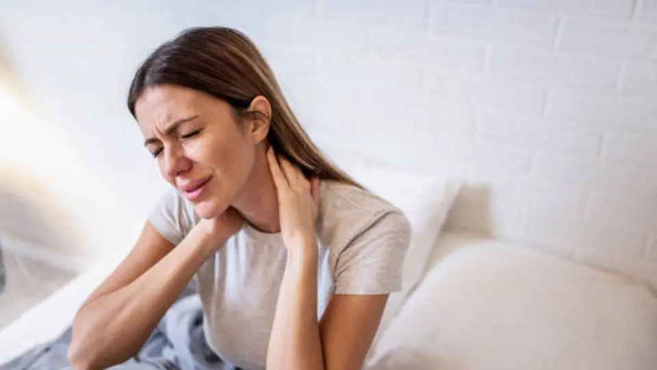 why-does-my-neck-hurt-when-i-wake-up-4-reasons-solution